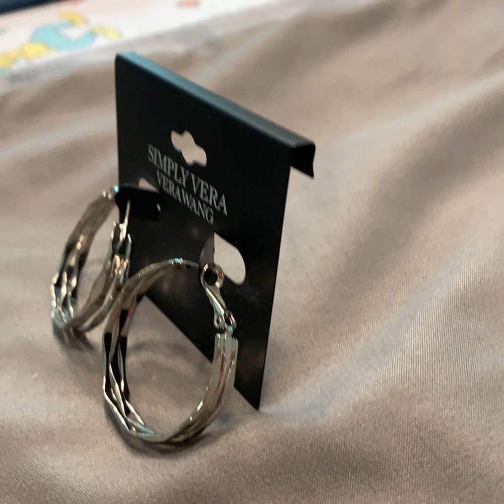 Brand new simply vera vera Wang earrings - Picture 2 of 8